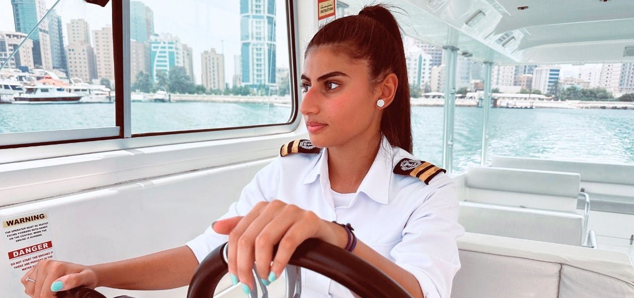 حوراء الجفيري: أول بحرينية تحترف قيادة القوارب